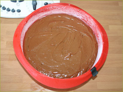 Molde redondo con masa de bizcocho de chocolate