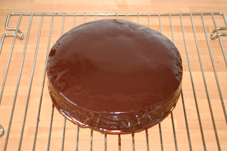 Cómo hacer ganache de chocolate brillante para cubrir postres