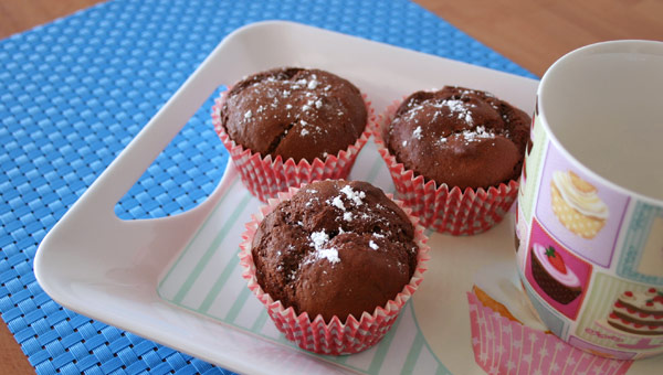 Muffins de chocolate sin huevo con azúcar glas