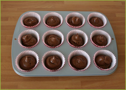 Rellenamos los moldes de los muffins de chocolate sin huevo