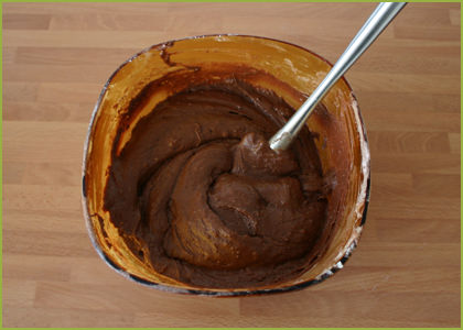 Mezclamos los ingredientes de los muffins de chocolate sin huevo