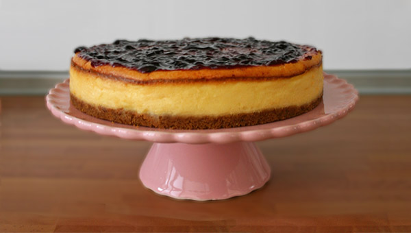 Tarta de queso al horno con mermelada de arándanos