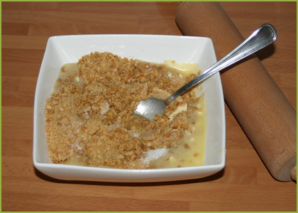 Mezclamos mantequilla y galletas para hacer tarta de queso