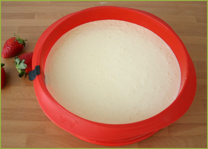 Verter crema de tarta de queso sobre la base