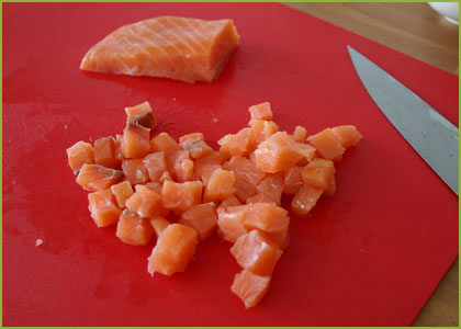 Cortar el salmón ahumado