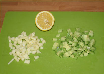 Cortar el aguacate y la manzana del tartar
