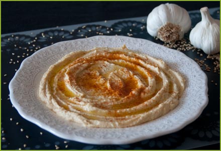 Hummus con Thermomix emplatado con pimentón dulce