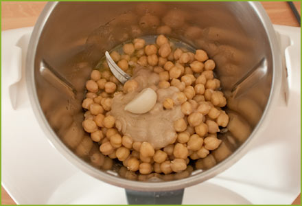 Ingredientes del hummus en el vaso de la Thermomix