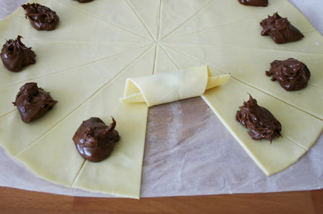Скатать тесто для шоколадных круассанов