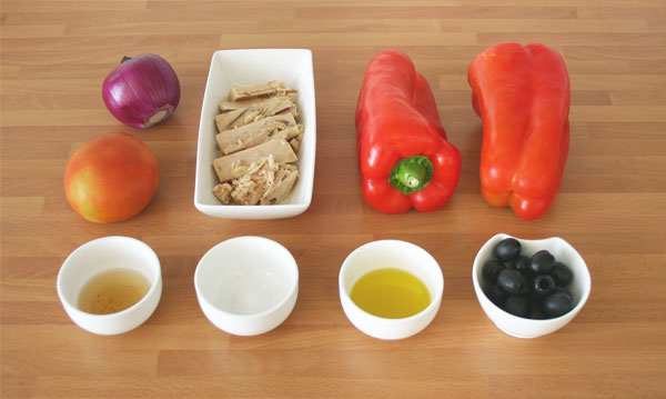 Mise en place para preparar una ensalada de pimientos