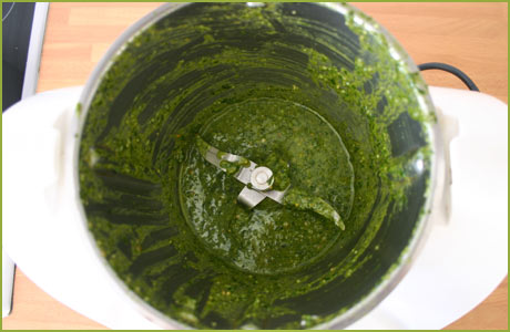 Añadir el aceite de oliva al pesto