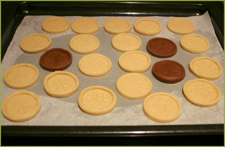 Colocar las galletas sobre la bandeja del horno y meter en la nevera