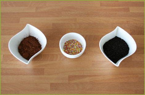 Toppings para decorar: cacao en polvo, bolitas de azúcar y fideos de chocolate