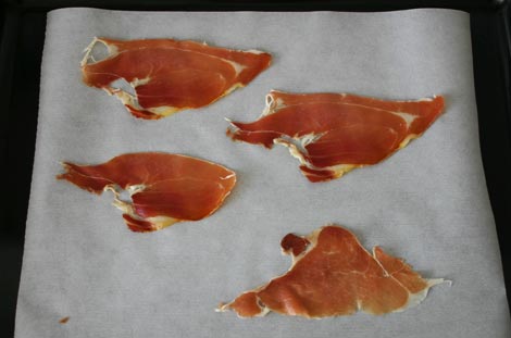 Colocar el jamón serrano sobre una hoja de papel de horno