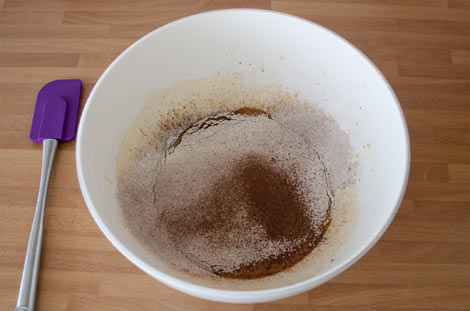 Tamizar la harina, la levadura, el cacao y la sal