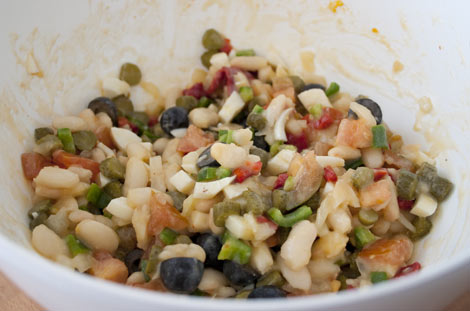 Aliñar la ensalada de alubias con la vinagreta y mezclar bien