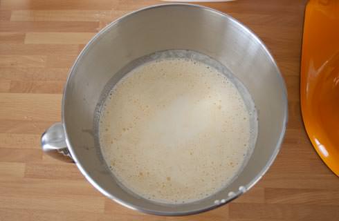 Добавьте молоко и масло в тесто, чтобы приготовить домашние кексы