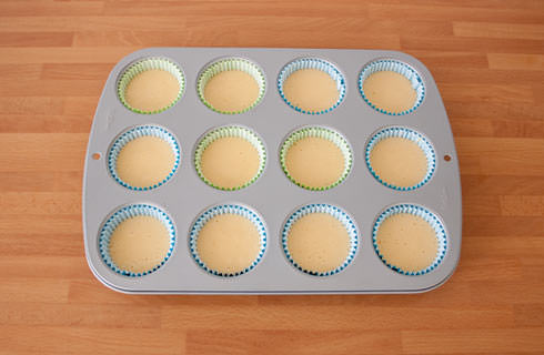 Тесто в формочках для приготовления домашних кексов
