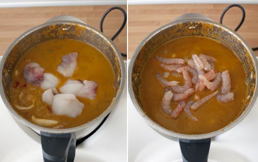 Añadir el rape y las gambas y terminar de cocinar el arroz caldoso