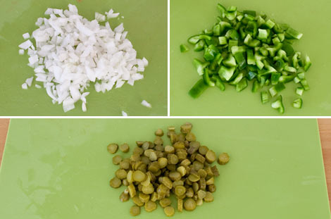 Picar la cebolla, el pimiento verde y los pepinillos en vinagre para hacer la ensalada