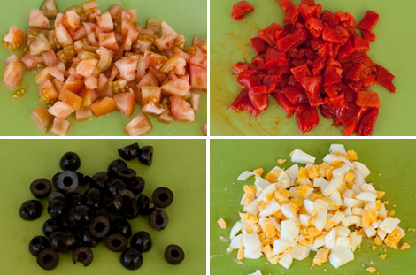 Trocear el tomate, el pimiento rojo, las aceitunas y los huevos para hacer la ensalada