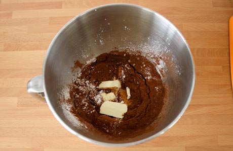 Agregar la mantequilla y la leche al buttercream de chocolate