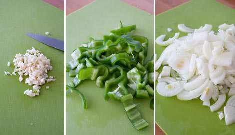 Нарежьте овощи для запеченного лосося: чеснок, перец и лук.