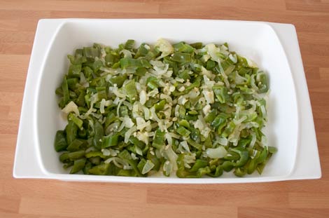 Cubrir el fondo de una fuente con las verduras pochadas para hacer el salmón