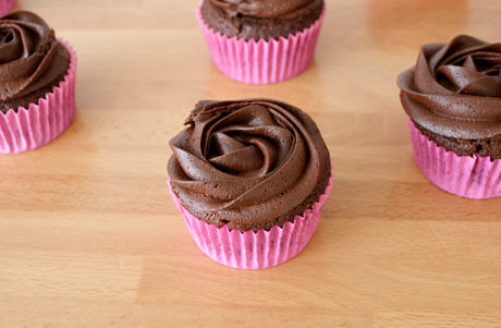Y decoramos los cupcakes con el buttercream de chocolate negro