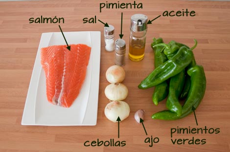 Ingredientes para hacer el salmón al horno sobre pimientos verdes y cebolla