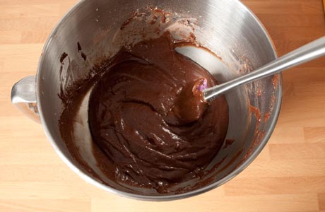 Añadir la harina, la leche y mezclar la masa de los cupcakes de chocolate