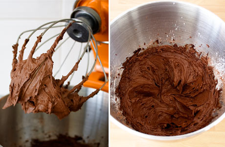 Mezclar la buttercream de chocolate hasta que esté cremosa