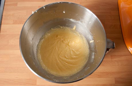 Mezclar el huevo, el azúcar y la mantequilla de los cupcakes