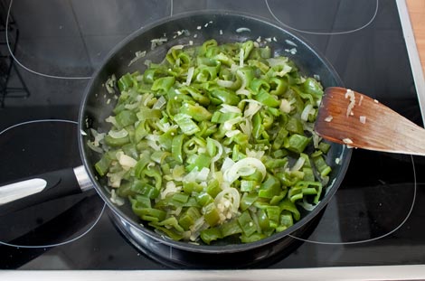 Pochar el pimiento, la cebolla y el ajo para hacer el salmón al horno