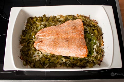 Sacar el salmón con pimientos del horno