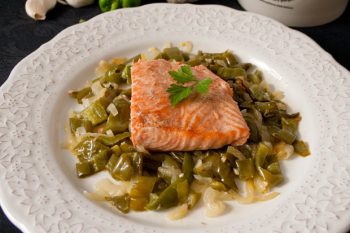 Salmón al horno con guarnición de pimientos verdes