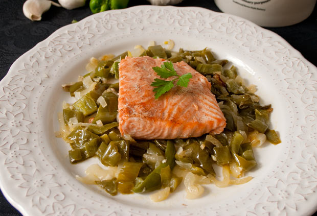 Salmón al horno con pimientos verdes y cebolla