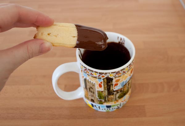 Bañar en chocolate las puntas de las pastas de té rizadas