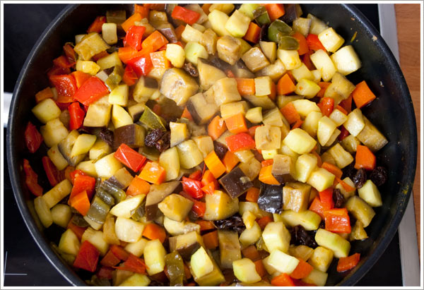 Añadir la berenjena y el calabacín para hacer el cous cous con verduras