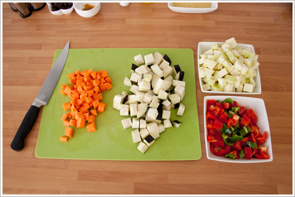 Cortar todas las verduras para hacer el cous cous con un toque de especias