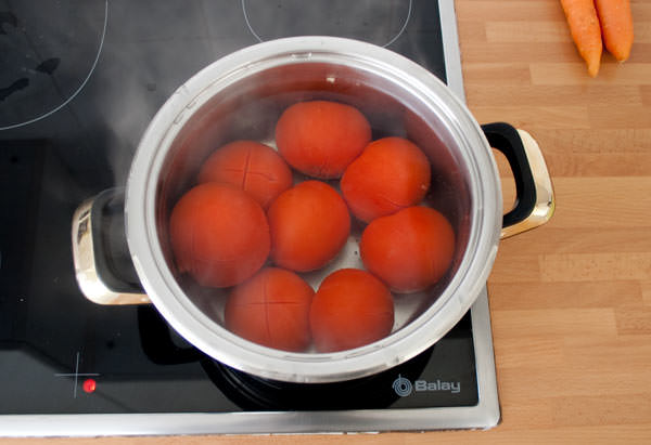 Escaldar los tomates para hacer salsa casera