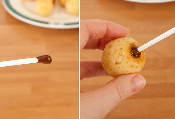 Вставьте каждую палочку в ваш кейк-попс.