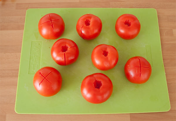 Lavar y cortar los tomates de esta manera para hacer la salsa
