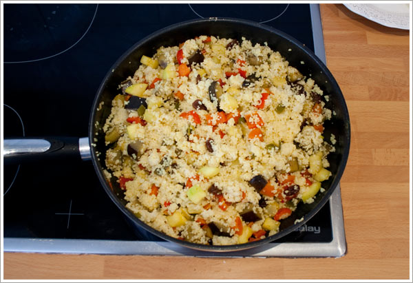 Mezclar las verduras con el cous cous y añadir las especias