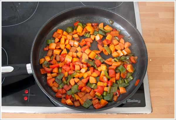 Saltear los pimientos y la zanahoria para hacer el cous cous