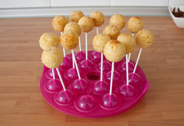 Colocar los cake pop en el soporte y refrigerarlos