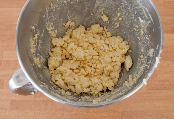 Agregar los ingredientes secos a la masa de alfajores