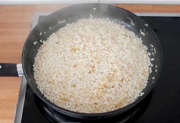 Agregar el vino al risotto de gorgonzola, peras y nueces