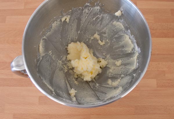 Mezclar la mantequilla con el azúcar para hacer los alfajores de maicena