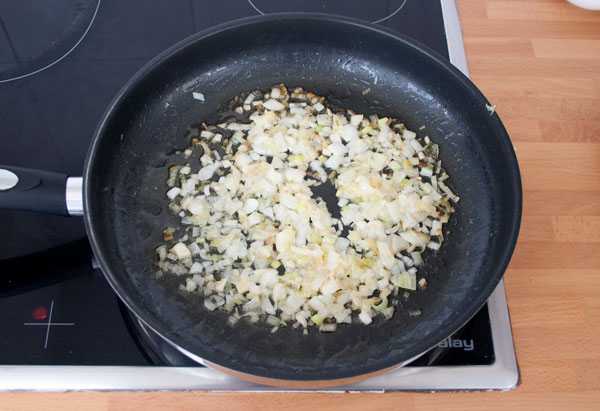 Pochar la cebolla para hacer el risotto de gorgonzola y peras